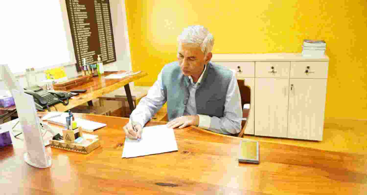 Senior IAS officer Anurag Jain takes charge as NITI Aayog CEO Senior IAS officer Anurag Jain takes charge as NITI Aayog CEO