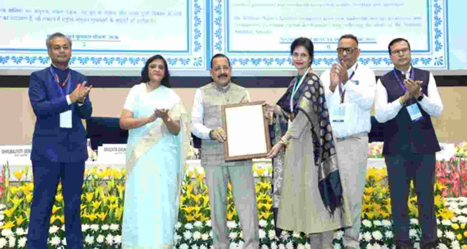 15 officials get Anubhav Awards for nation building contribution 15 officials get Anubhav Awards for nation building contribution