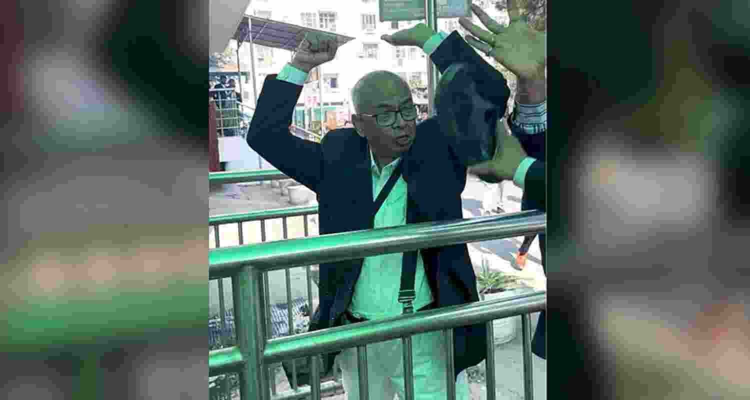 Adv who threw shoe at ex CJI Gavai 'attacked' in similar manner Adv who threw shoe at ex CJI Gavai 'attacked' in similar manner