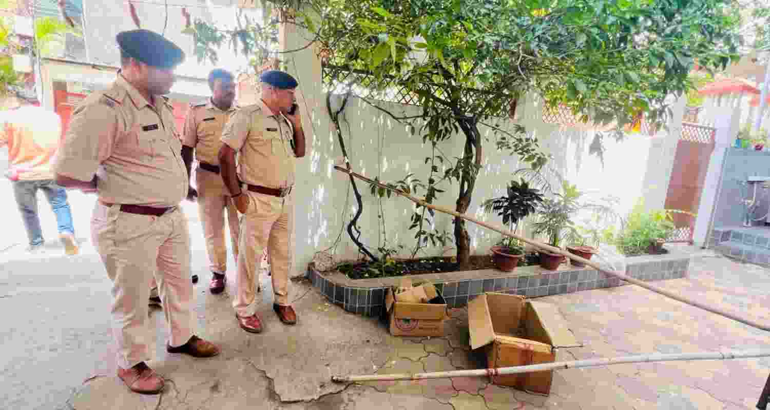 Unidentified miscreants allegedly hurled petrol bombs at the RSS office in Ranchi. Police are examining CCTV footage and probing the motive. Unidentified miscreants allegedly hurled petrol bombs at the RSS office in Ranchi. Police are examining CCTV footage and probing the motive.