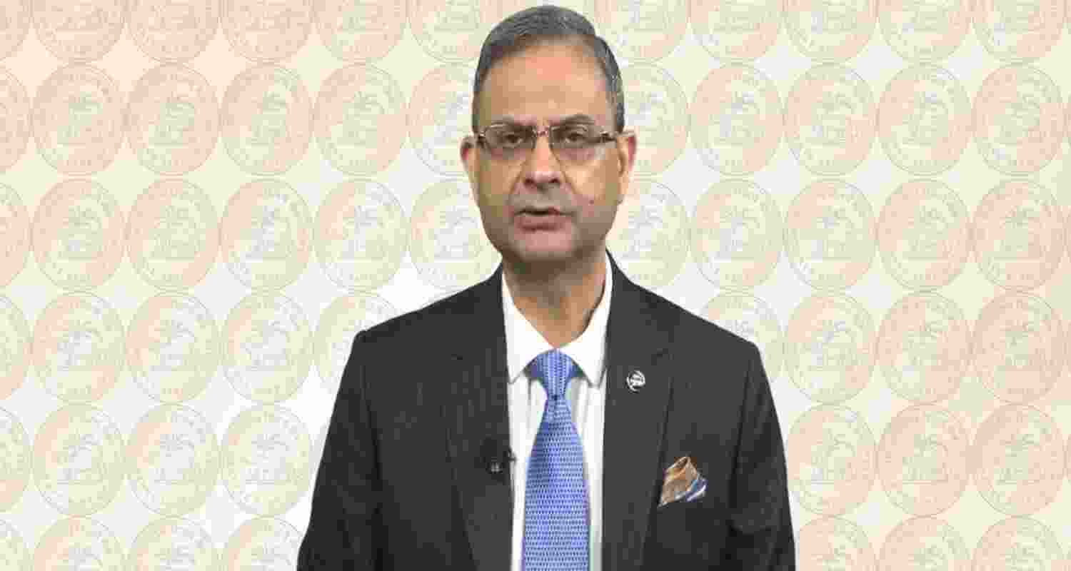 RBI keeps repo rate unchanged at 5.25 pc RBI keeps repo rate unchanged at 5.25 pc