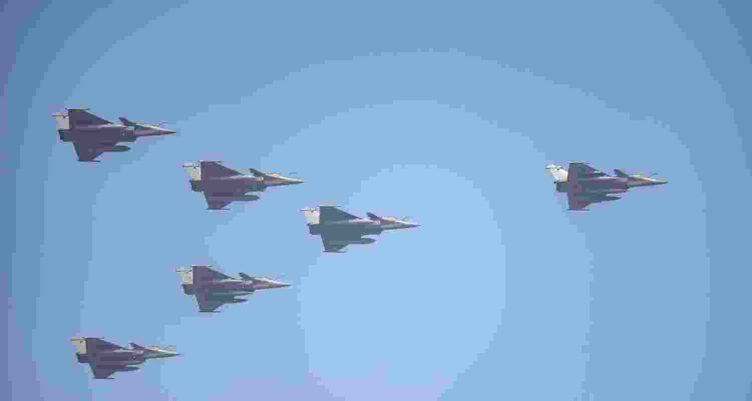 1,275 kg of meat to keep skies black kite-free for R-Day air show 1,275 kg of meat to keep skies black kite-free for R-Day air show