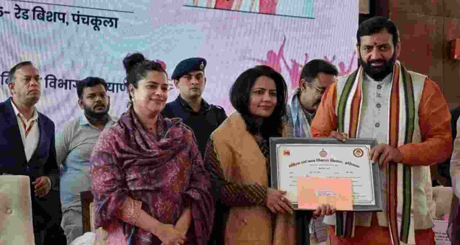 Haryana CM orders probe after felicitating activist Haryana CM orders probe after felicitating activist