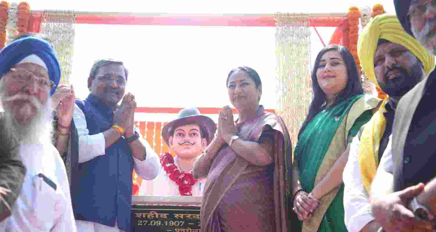 Delhi CM unveils statue of Bhagat Singh on Shaheed Diwas Delhi CM unveils statue of Bhagat Singh on Shaheed Diwas