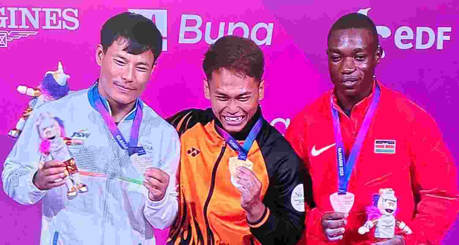 India's Rishikanta Singh Chanambam equalled the Commonwealth Games snatch record with a 121kg lift, sharing the lead with Malaysia's Mohamad Aniq Kasdan. India's Rishikanta Singh Chanambam equalled the Commonwealth Games snatch record with a 121kg lift, sharing the lead with Malaysia's Mohamad Aniq Kasdan.