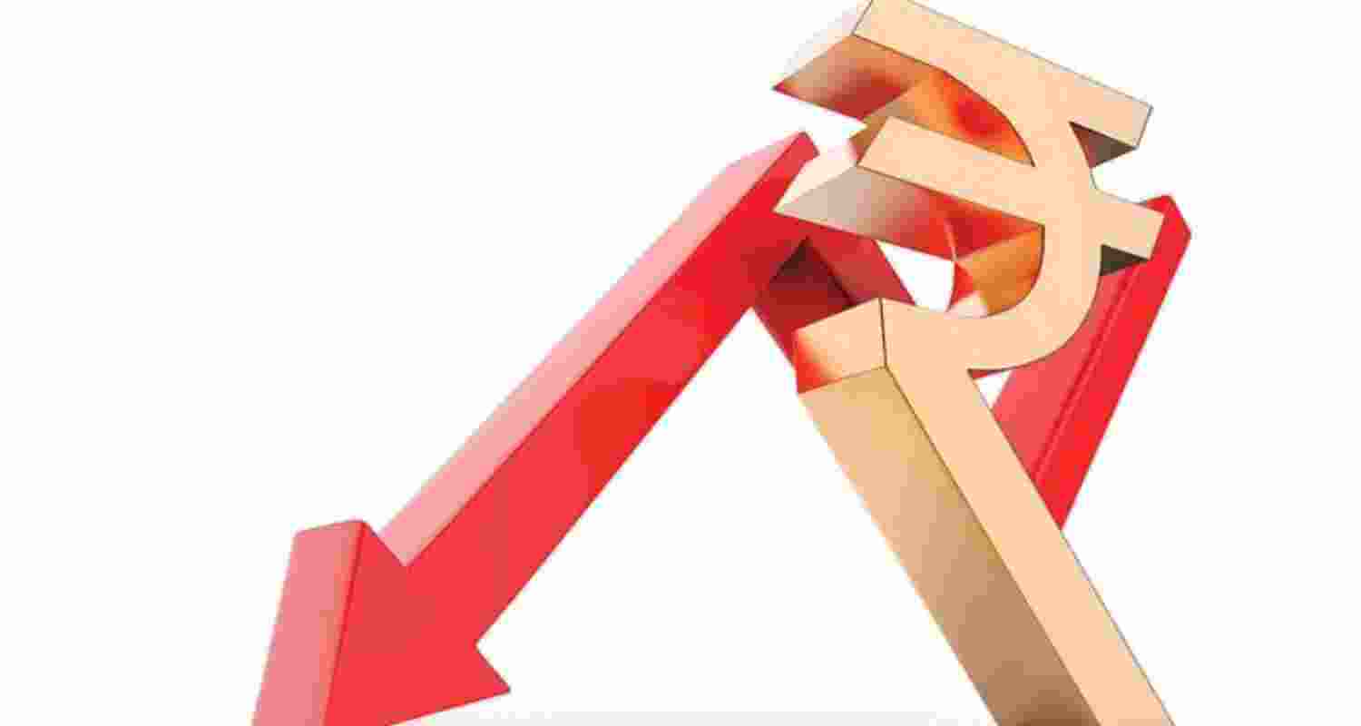 Rupee falls 17 paise to 95.43 against US dollar in early trade Rupee falls 17 paise to 95.43 against US dollar in early trade