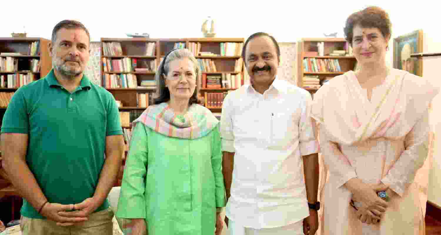 Keralam CM VD Satheesan meets Sonia Gandhi, Rahul Gandhi and Priyanka Gandhi on first visit to Delhi. Keralam CM VD Satheesan meets Sonia Gandhi, Rahul Gandhi and Priyanka Gandhi on first visit to Delhi.