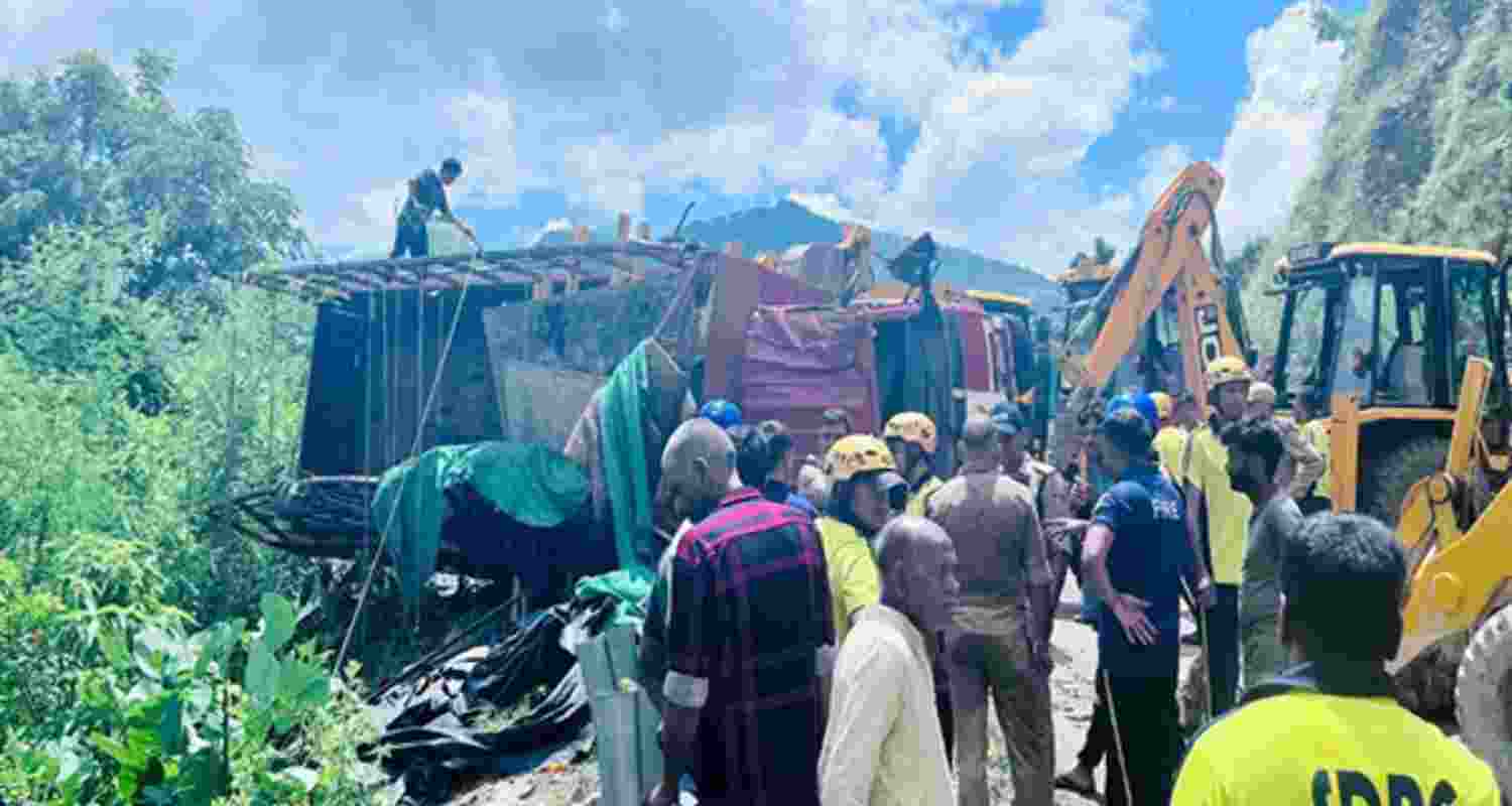 SDRF team in action during rescue efforts after truck accident in Tehri Garhwal.
SDRF team in action during rescue efforts after truck accident in Tehri Garhwal.