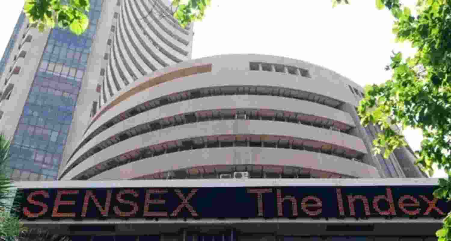 Sensex up 213 points, and Nifty down in mixed early trade Sensex up 213 points, and Nifty down in mixed early trade