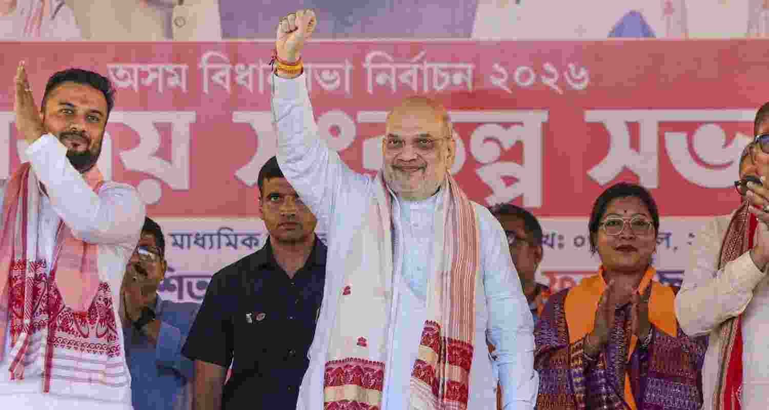 EC suspends four Kolkata Police officers over lapses during Amit Shah’s Bhabanipur roadshow, orders probe after clashes and law and order concerns.
EC suspends four Kolkata Police officers over lapses during Amit Shah’s Bhabanipur roadshow, orders probe after clashes and law and order concerns.