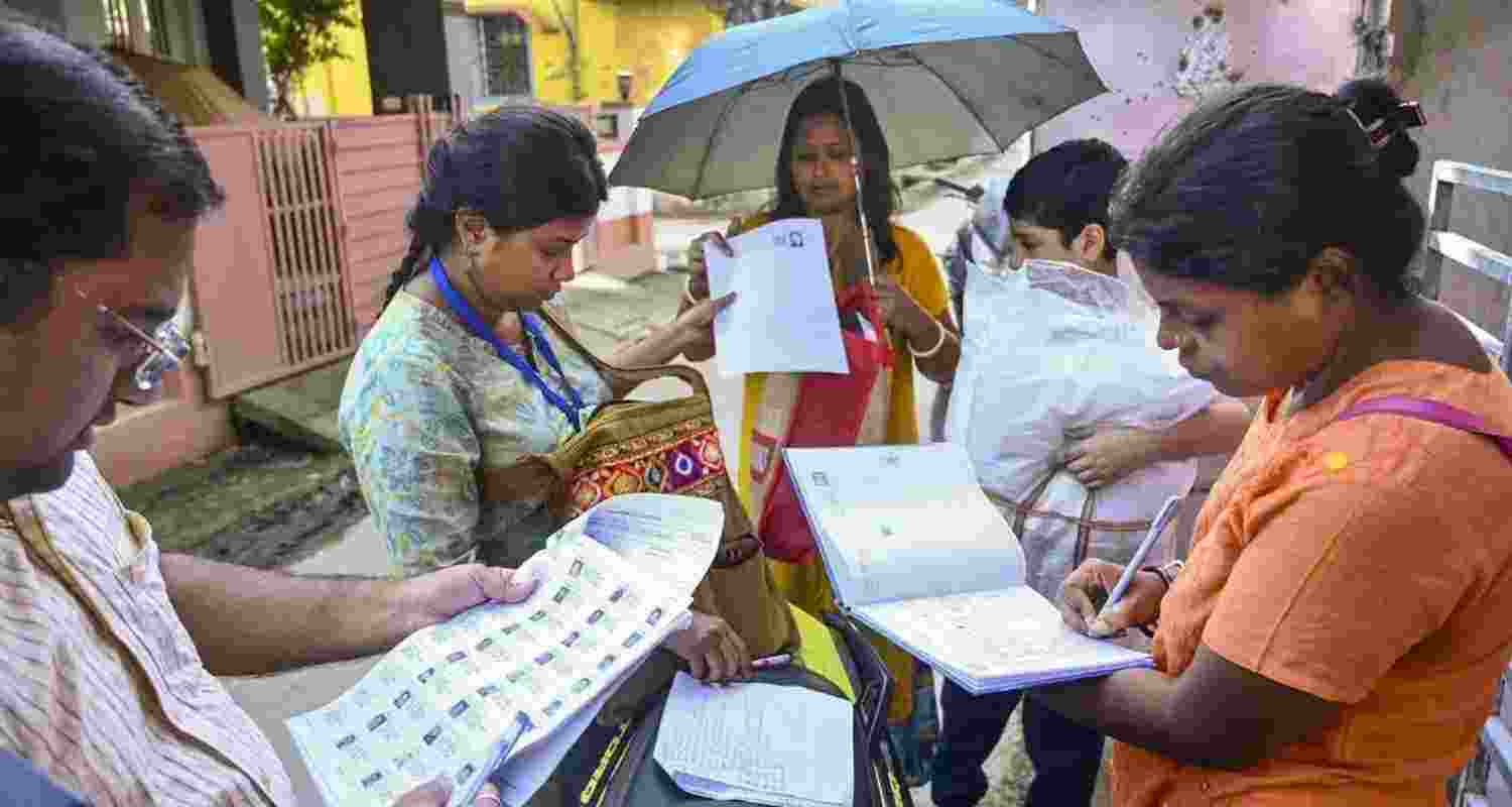Over 6.25 lakh skip EC hearings in West Bengal voter list revision; 1.4 lakh flagged as possible illegal voters ahead of 2026 polls. Over 6.25 lakh skip EC hearings in West Bengal voter list revision; 1.4 lakh flagged as possible illegal voters ahead of 2026 polls.