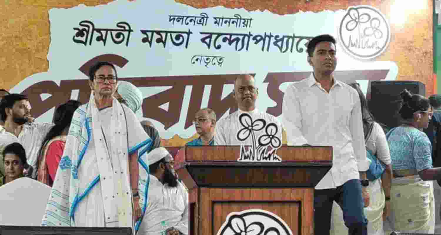 TMC leaders Mamata Banerjee and Abhishek Banerjee on the SIR protest stage of Jorasanko - Image via X. TMC leaders Mamata Banerjee and Abhishek Banerjee on the SIR protest stage of Jorasanko - Image via X.