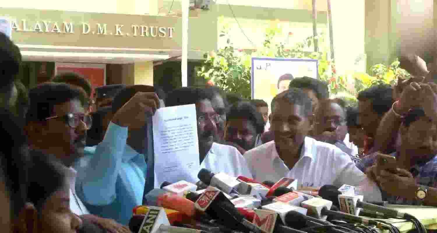 VCK chief Thol. Thirumavalavan displays the letter of seat-sharing arrangement. VCK chief Thol. Thirumavalavan displays the letter of seat-sharing arrangement.