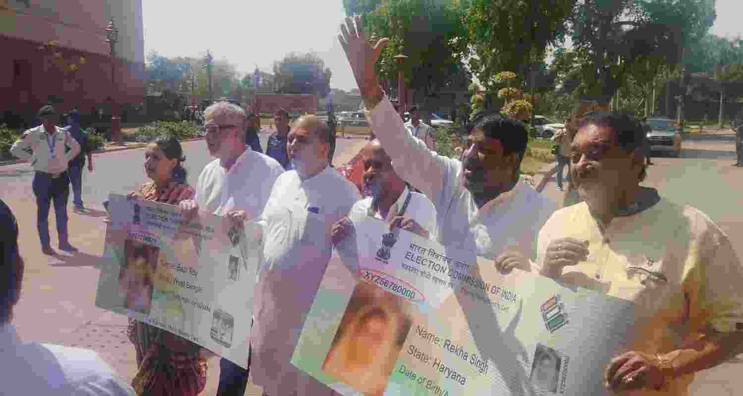 TMC MPs protest over duplicate voter ID cards issue in Parliament TMC MPs protest over duplicate voter ID cards issue in Parliament