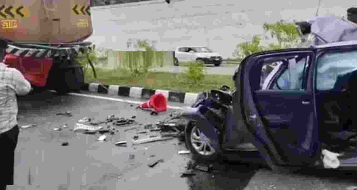 5 killed as car crashes into stationary lorry on TN highway 5 killed as car crashes into stationary lorry on TN highway