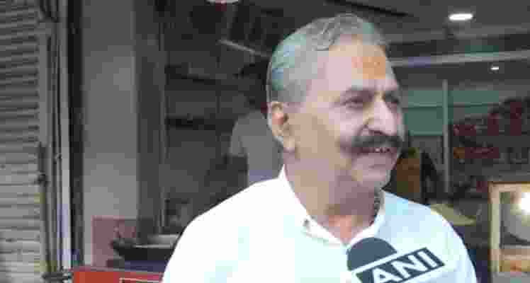 Indore's spirit finds a new expression as the owner of the famed 56 Dukan, Shyamlal Sharma, announcesd a heartwarming initiative to encourage voter turnout in the city. Indore's spirit finds a new expression as the owner of the famed 56 Dukan, Shyamlal Sharma, announcesd a heartwarming initiative to encourage voter turnout in the city.