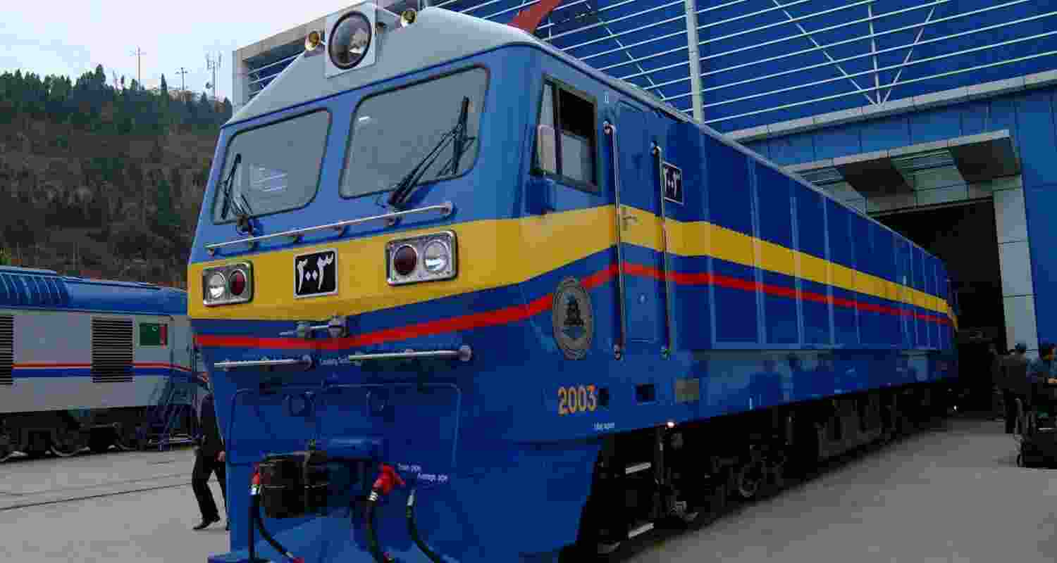 Sudan resumes train service linking Port Sudan and Atbara. Sudan resumes train service linking Port Sudan and Atbara.