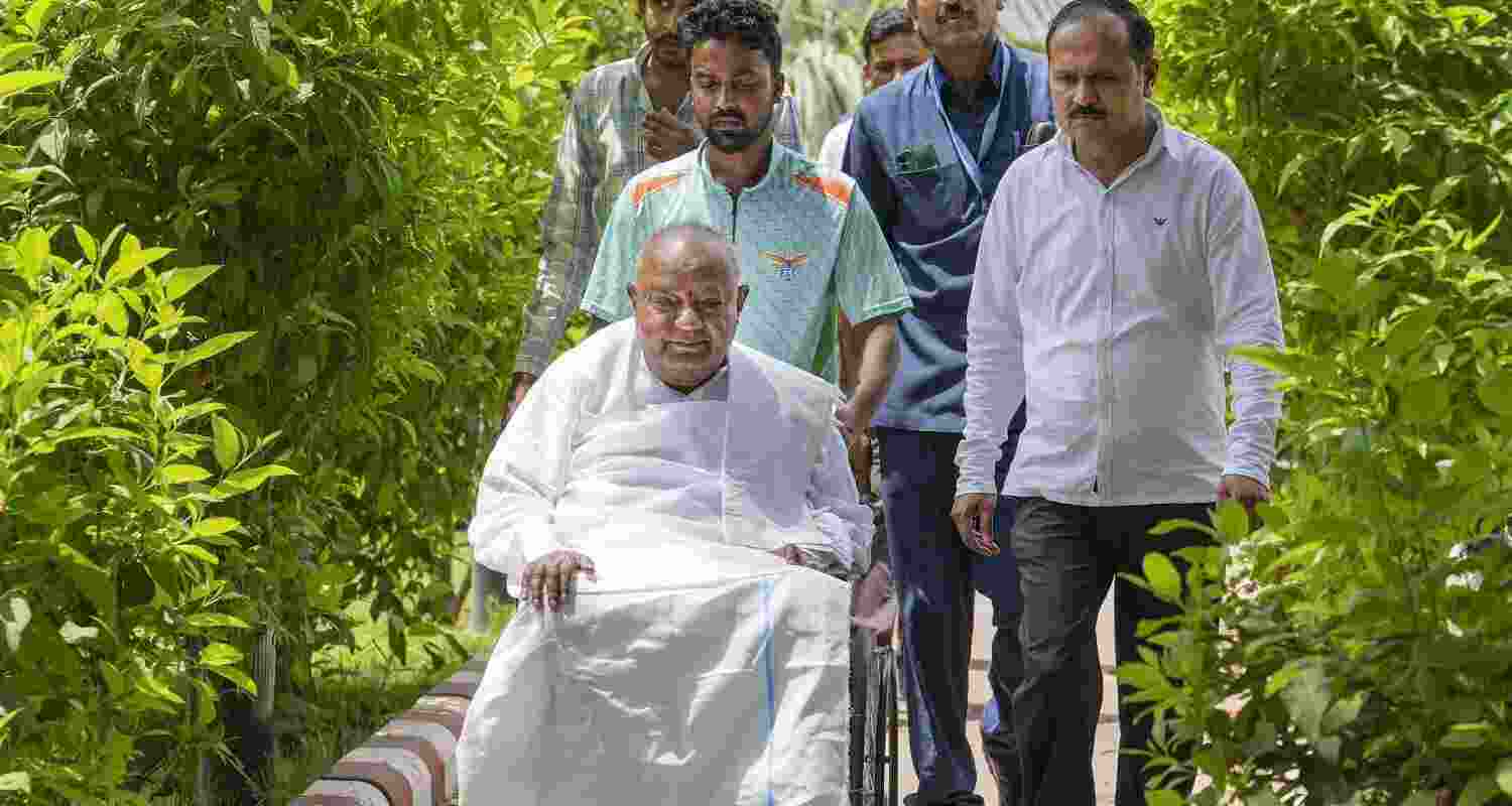 HD Deve Gowda dares CM Siddaramaiah to reveal office caste details. HD Deve Gowda dares CM Siddaramaiah to reveal office caste details.