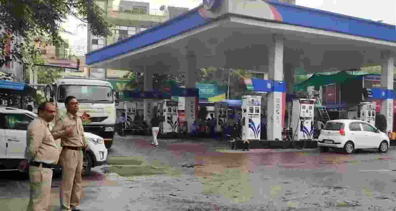 Delhi shelves fuel rule for 10-15 year-old vehicles. Delhi shelves fuel rule for 10-15 year-old vehicles.