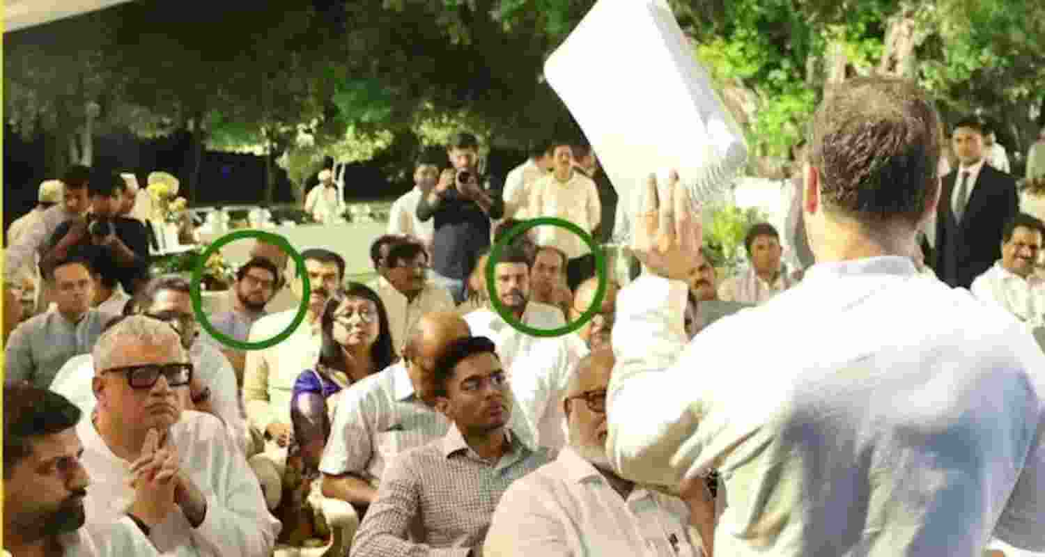 Last row seat for Uddhav Thackeray at Rahul dinner sparks BJP taunt. Last row seat for Uddhav Thackeray at Rahul dinner sparks BJP taunt.