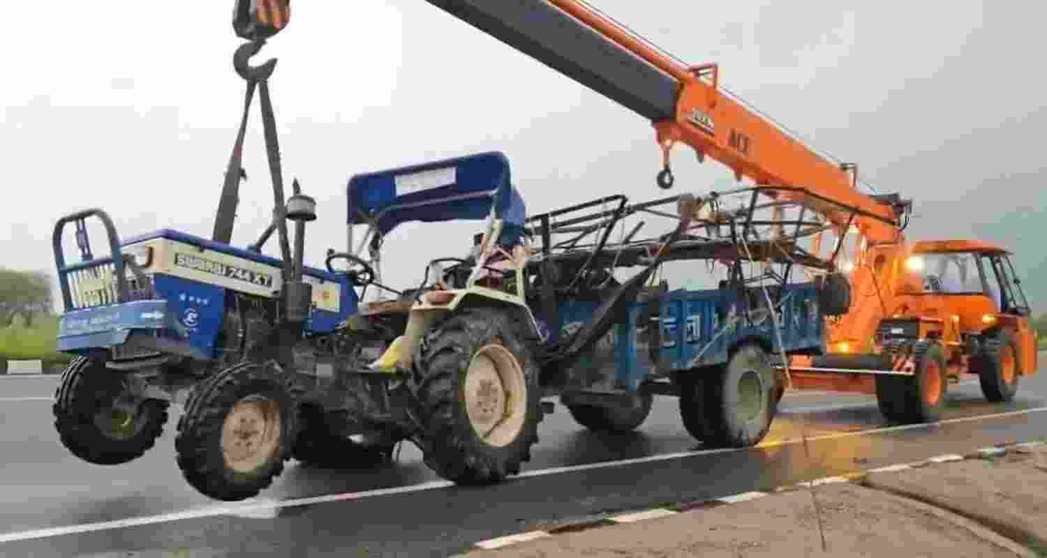 Container truck hits tractor in Bulandshahr eight dead. Container truck hits tractor in Bulandshahr eight dead.