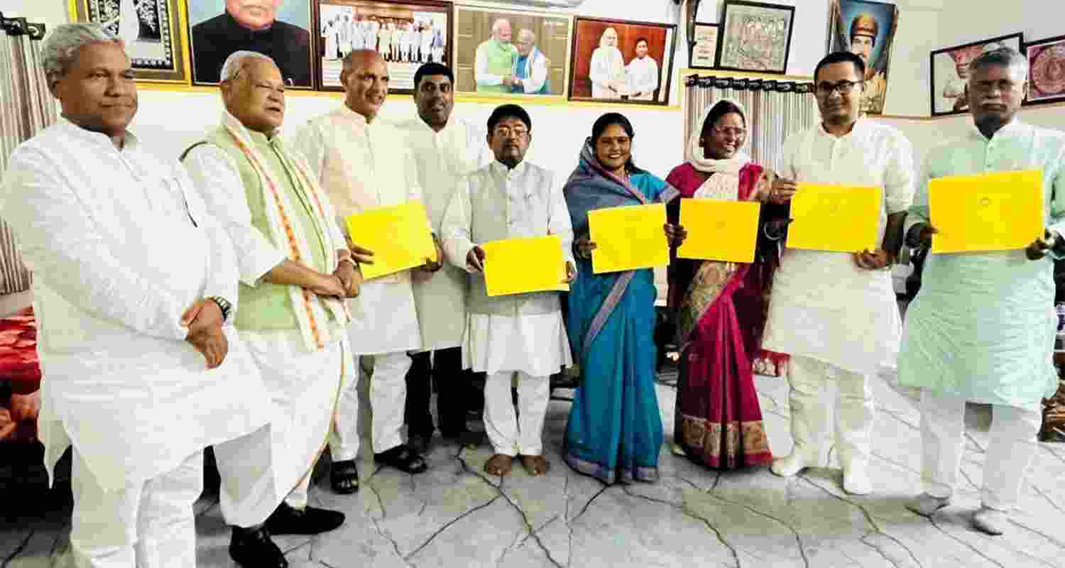 Jitan Ram Manjhi unveils HAM(S) candidates for Bihar polls. Jitan Ram Manjhi unveils HAM(S) candidates for Bihar polls.