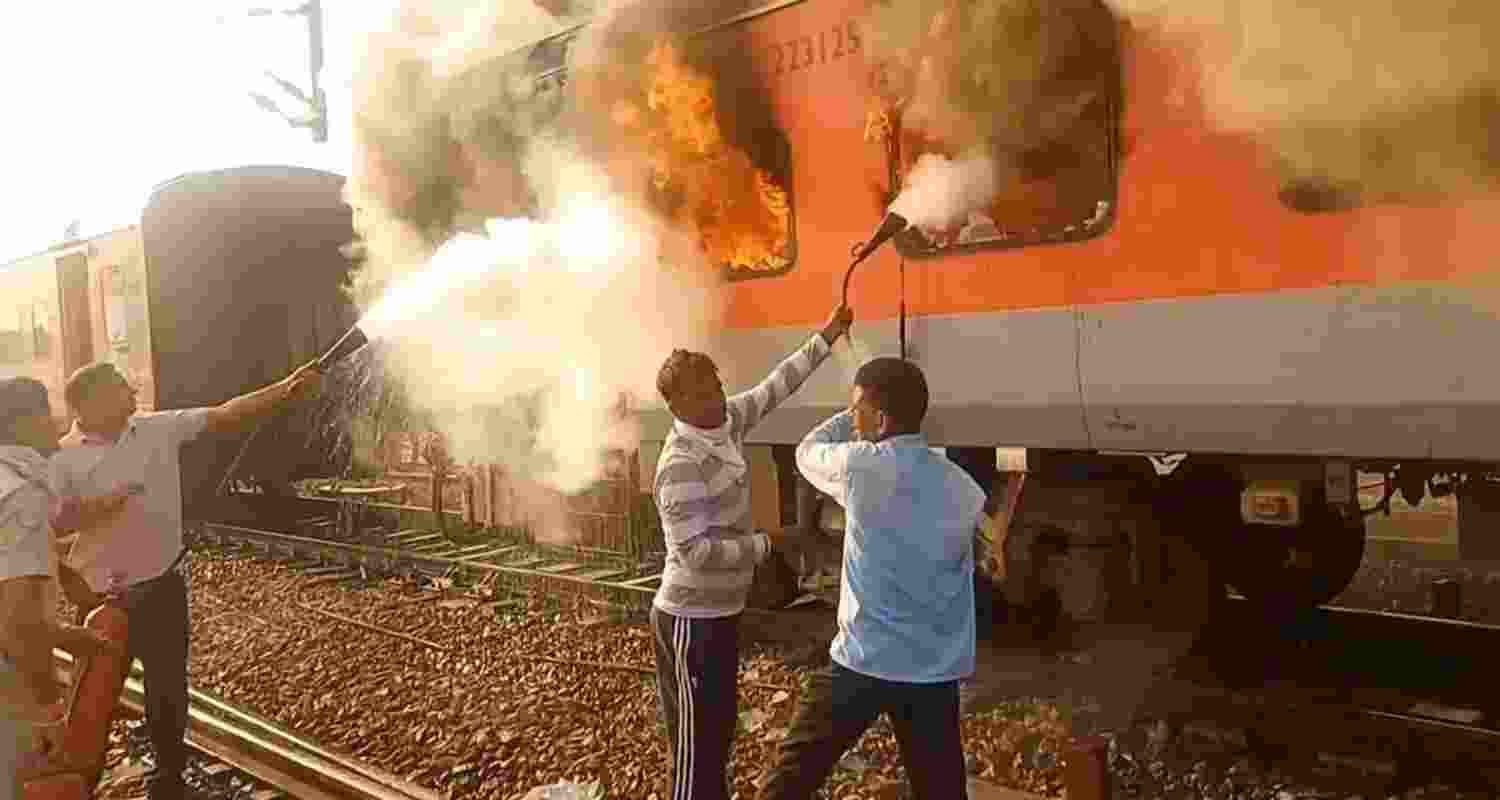 Amritsar-Saharsa Express Fire Contained, No Injuries Reported. Amritsar-Saharsa Express Fire Contained, No Injuries Reported.