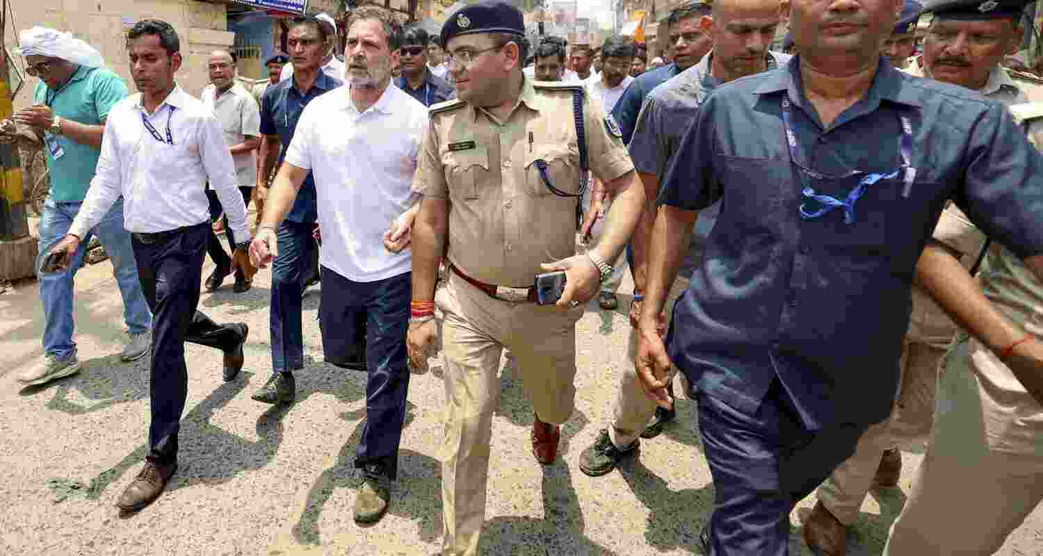 Congress protests after Rahul Gandhi stopped. Congress protests after Rahul Gandhi stopped.