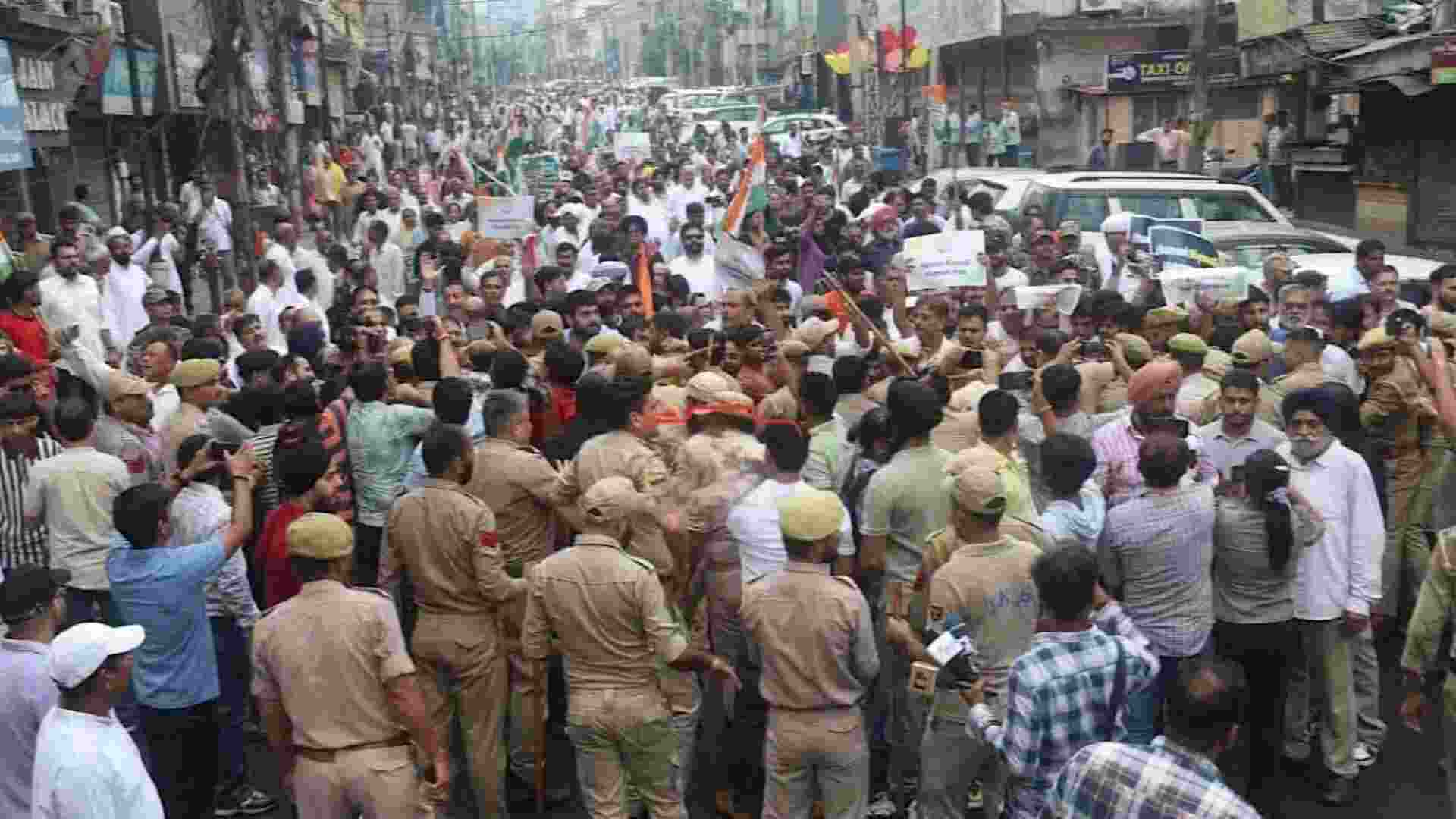 J&K Cong leaders detained for 'statehood march' for second day J&K Cong leaders detained for 'statehood march' for second day