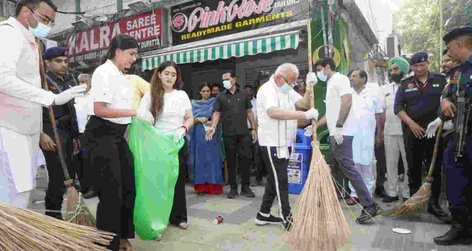 Union Urban Development Minister Manohar Lal Khattar during the cleanliness drive in Sector 22 market, Chandigarh. Union Urban Development Minister Manohar Lal Khattar during the cleanliness drive in Sector 22 market, Chandigarh.