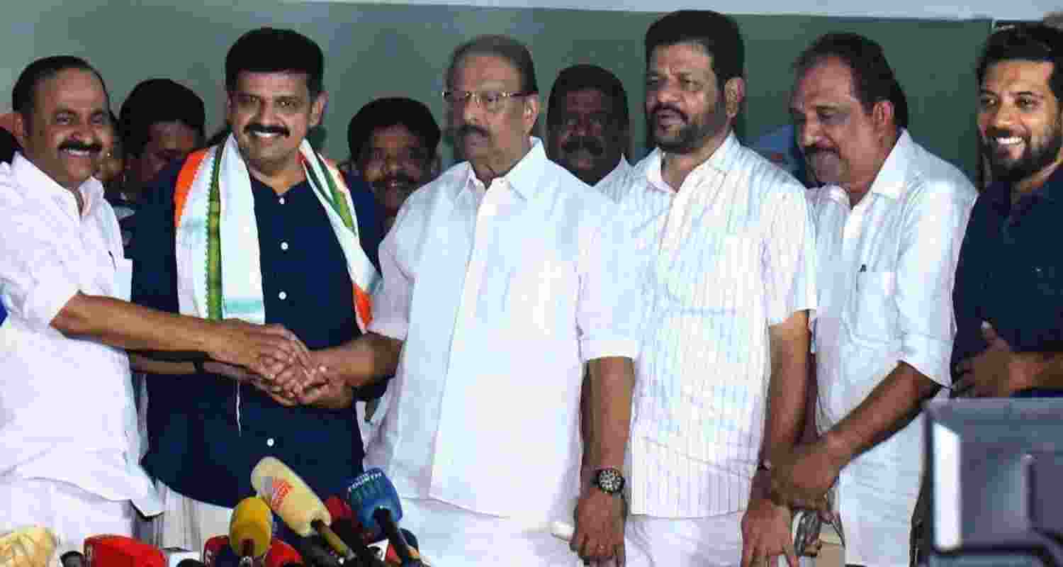 Ex-BJP leader visits Islamic leader on Palakkad bypoll day
Ex-BJP leader visits Islamic leader on Palakkad bypoll day