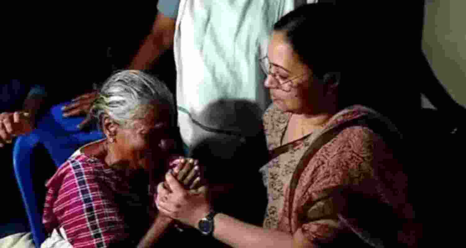 Kottayam hospital incident: Health Minister Veena George meets victim's kin Kottayam hospital incident: Health Minister Veena George meets victim's kin