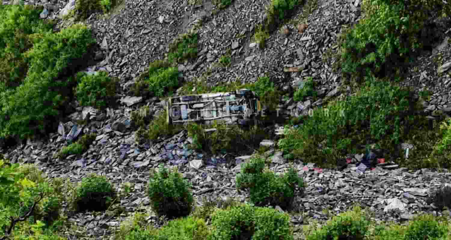 Vehicle that fell into the gorge Vehicle that fell into the gorge