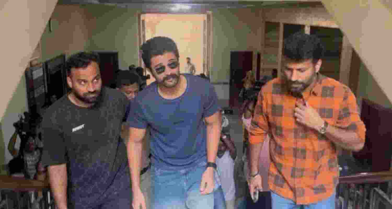 Vijay Deverakonda appears before probe agency in betting case Vijay Deverakonda appears before probe agency in betting case