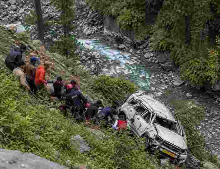Tourist couple killed as vehicle falls into gorge near Pahalgam Tourist couple killed as vehicle falls into gorge near Pahalgam