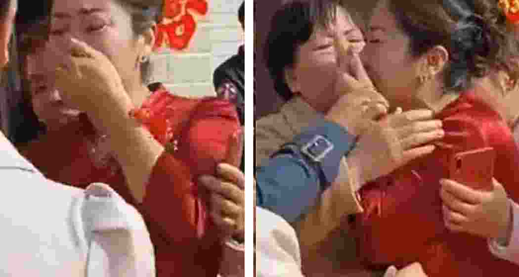 The bride breaks down and embraces her biological mother during a wedding in Suzhou, China, after a birthmark revealed their connection and transformed the ceremony into an emotional family reunion. The bride breaks down and embraces her biological mother during a wedding in Suzhou, China, after a birthmark revealed their connection and transformed the ceremony into an emotional family reunion.